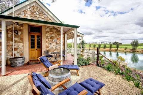 Photo: Stonewell Cottages & Vineyards